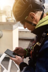 Maintenance technician using the CMMShere app to update the work done without need of pulling out his laptop