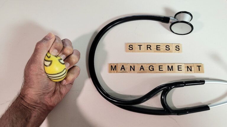 mano intentando manejar el stress causado por el mantenimiento apretando una pelota anti-stress